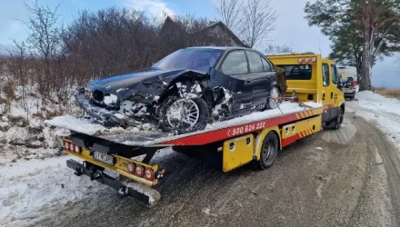 Rozbity samochód na lawecie