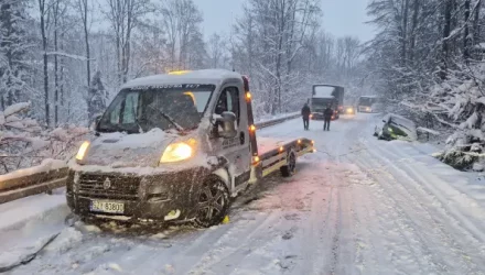 Wyciąganie samochodu w zimie z rowu - okolice Kęt