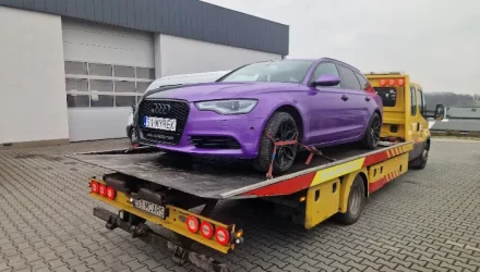 Samochód na autolawecie