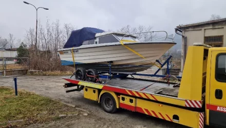 transport łodzi z kęt
