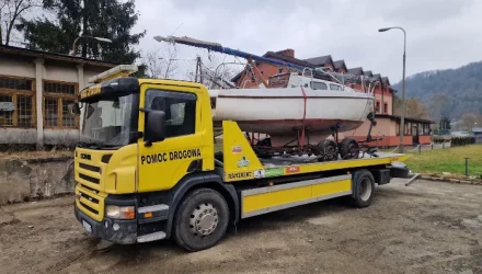 autolaweta przeworząca łódź